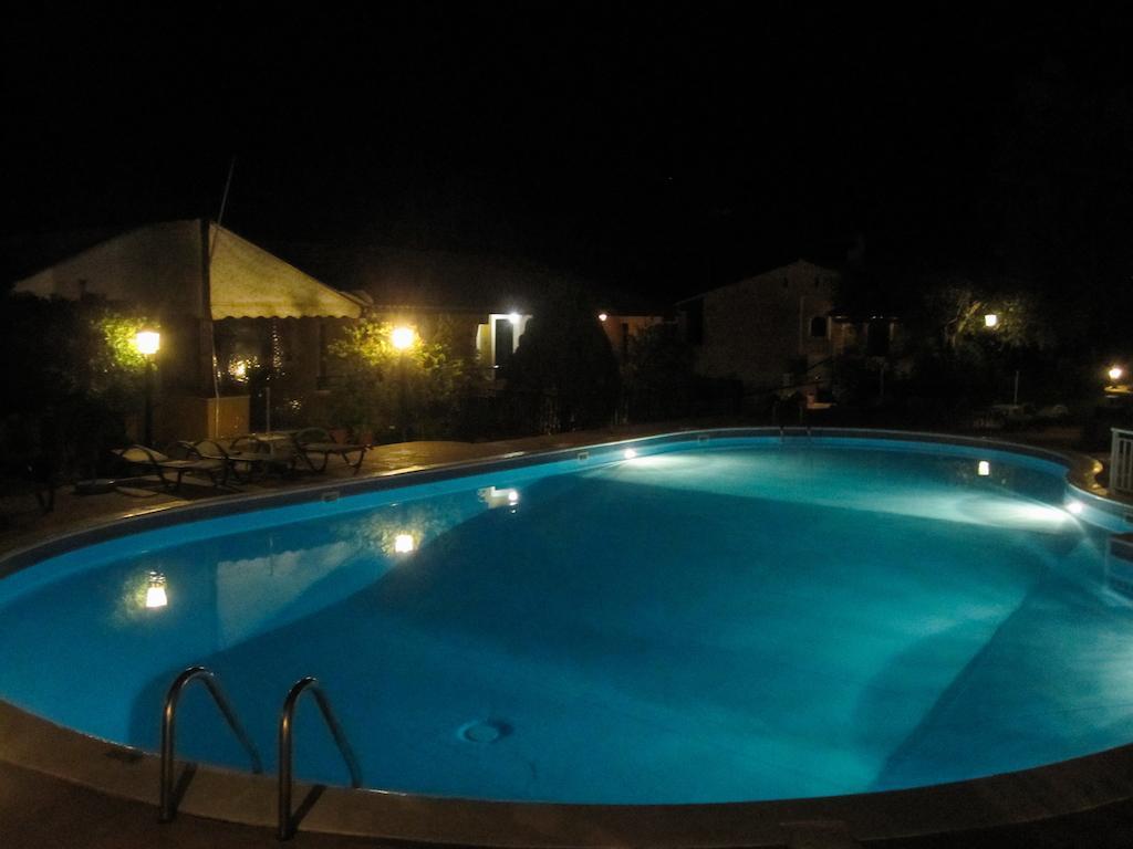 阿弗洛代特游泳池和一室公寓 帕莱欧卡斯提撒 外观 照片